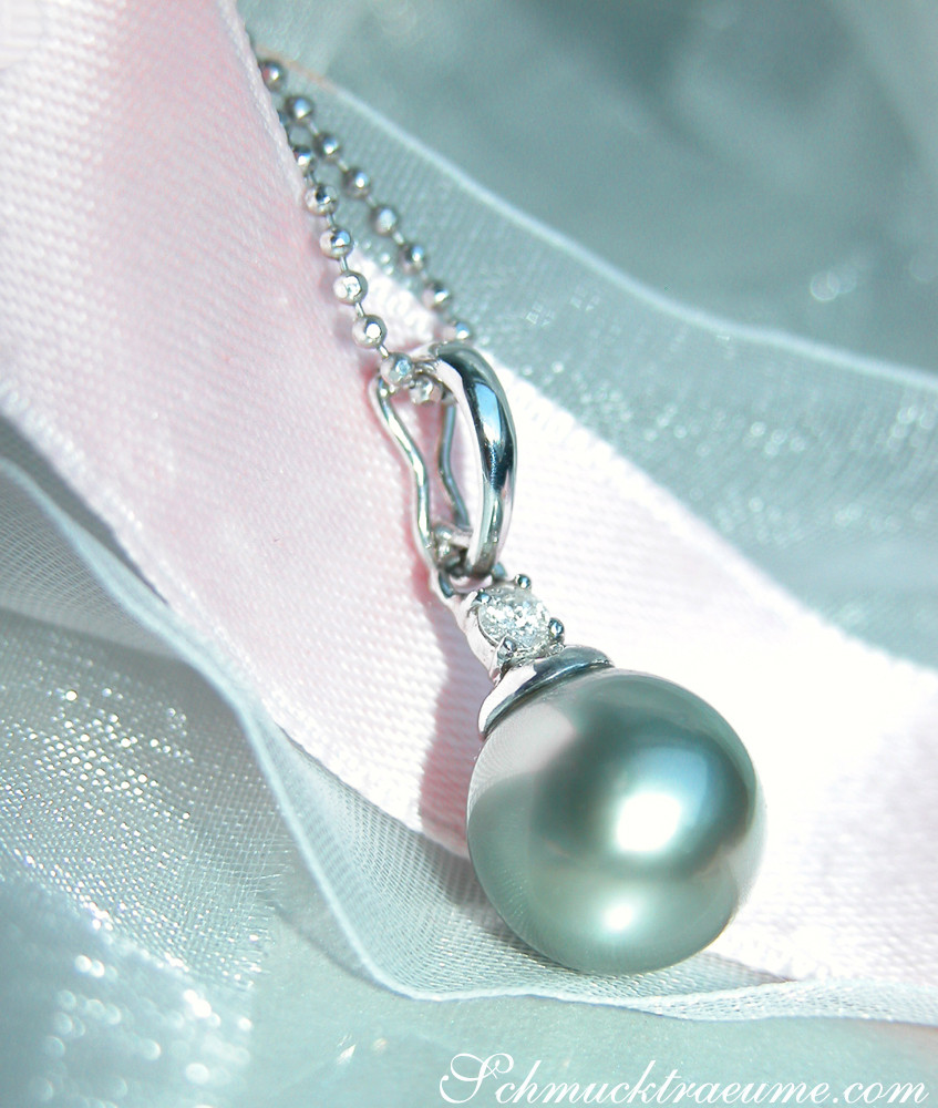 Silberner Perlenanhänger mit Diamant, detailgetreu auf Silberband getragen.