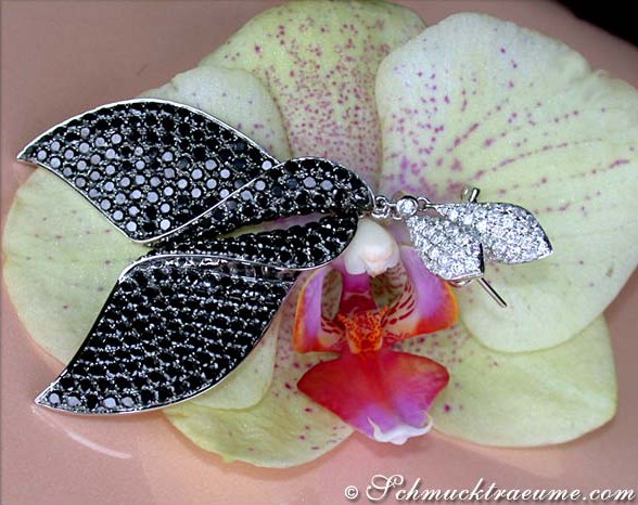 Schwarze Diamant-Ohrringe auf Orchideenblüte, detailreich, imposant, weiches Licht