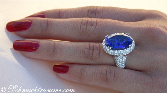 Weißgoldring mit ovalen Tansanit und Brillanten, Detailaufnahme, handgetragen