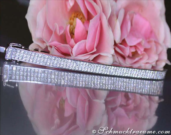 Detailansicht des Diamanten-Armbands mit weißem Gold und Strasssteinen auf Rosenblüten