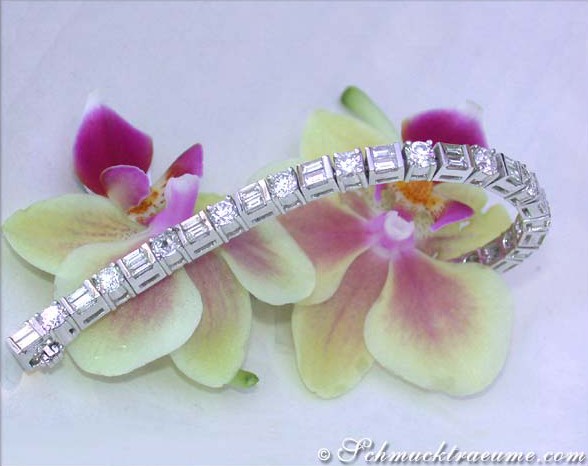 Detail des Diamanten-Armbands mit Baguetteschliff auf Orchidee
