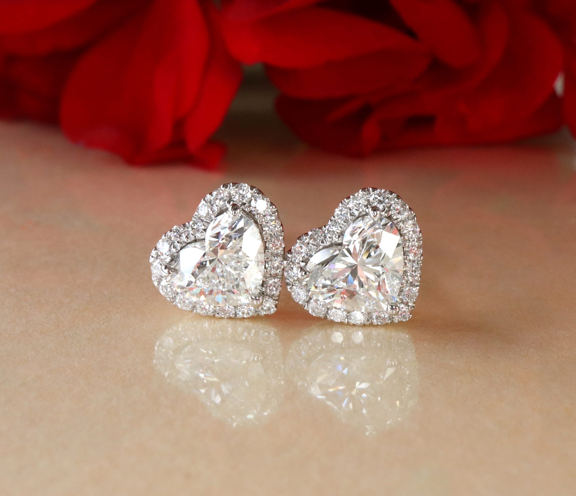 Herzformige Diamant-Ohrstecker mit Brillanten auf weißgoldener Basis