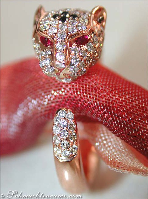 Panther-Ring aus Roségold mit Diamanten, Detailaufnahme auf roter Stoffoberfläche