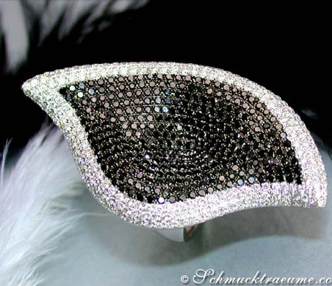 Opulenter schwarzer Diamanten-Ring im Blatt-Design, detailreich, weißgold 750. Opulenter schwarzer Diamanten-Ring im Blatt-Design, detailreich, weißgold 750.