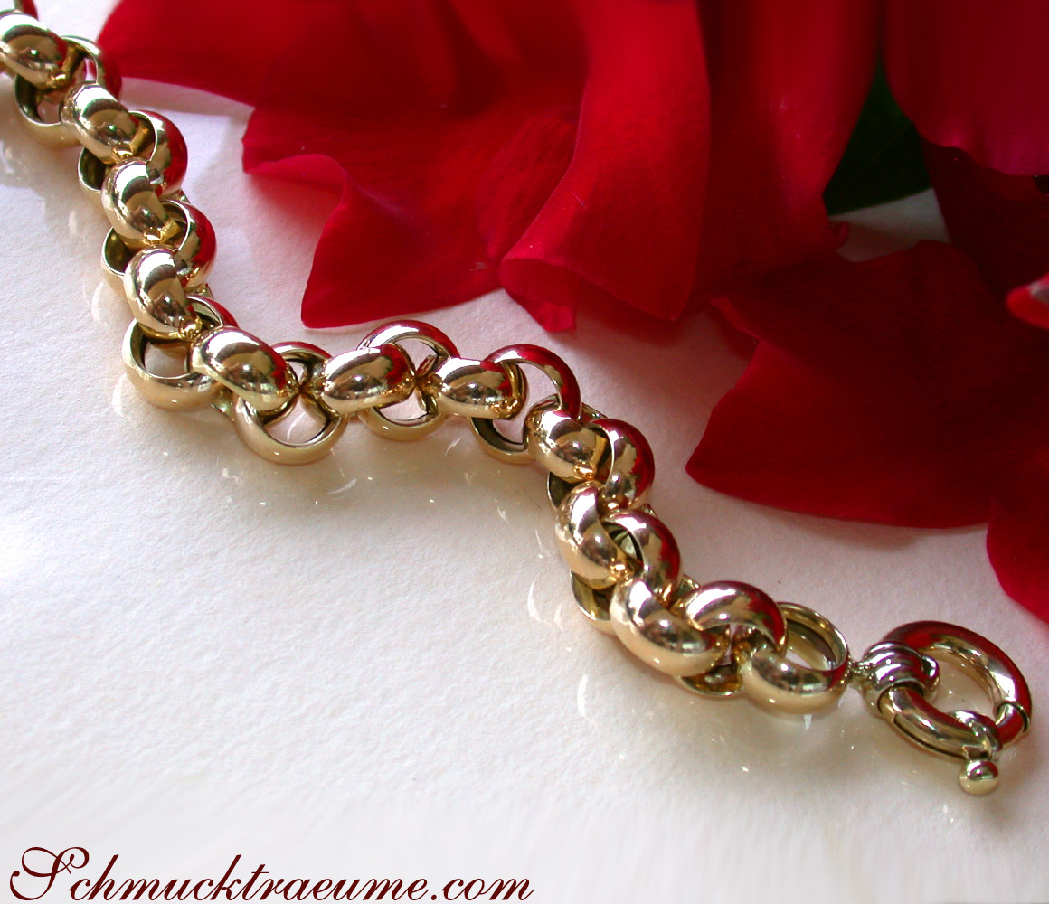 Goldarmband aus Gelbgold 585 mit roten Rosenblättern im Hintergrund