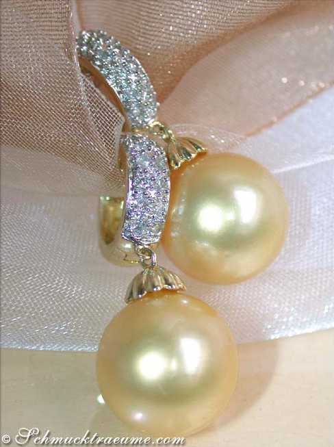 Goldene Südseeperlenohrringe mit Diamantbesatz, Detailaufnahme von Seitenansicht