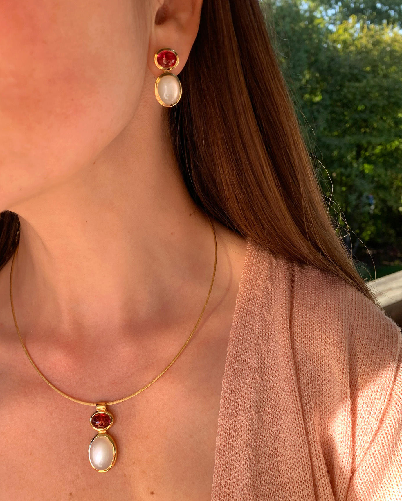 Rubellit-Mondstein-Collier in Gelbgold 750, detailreiches Halsband, sanfte Linien, elegant getragen