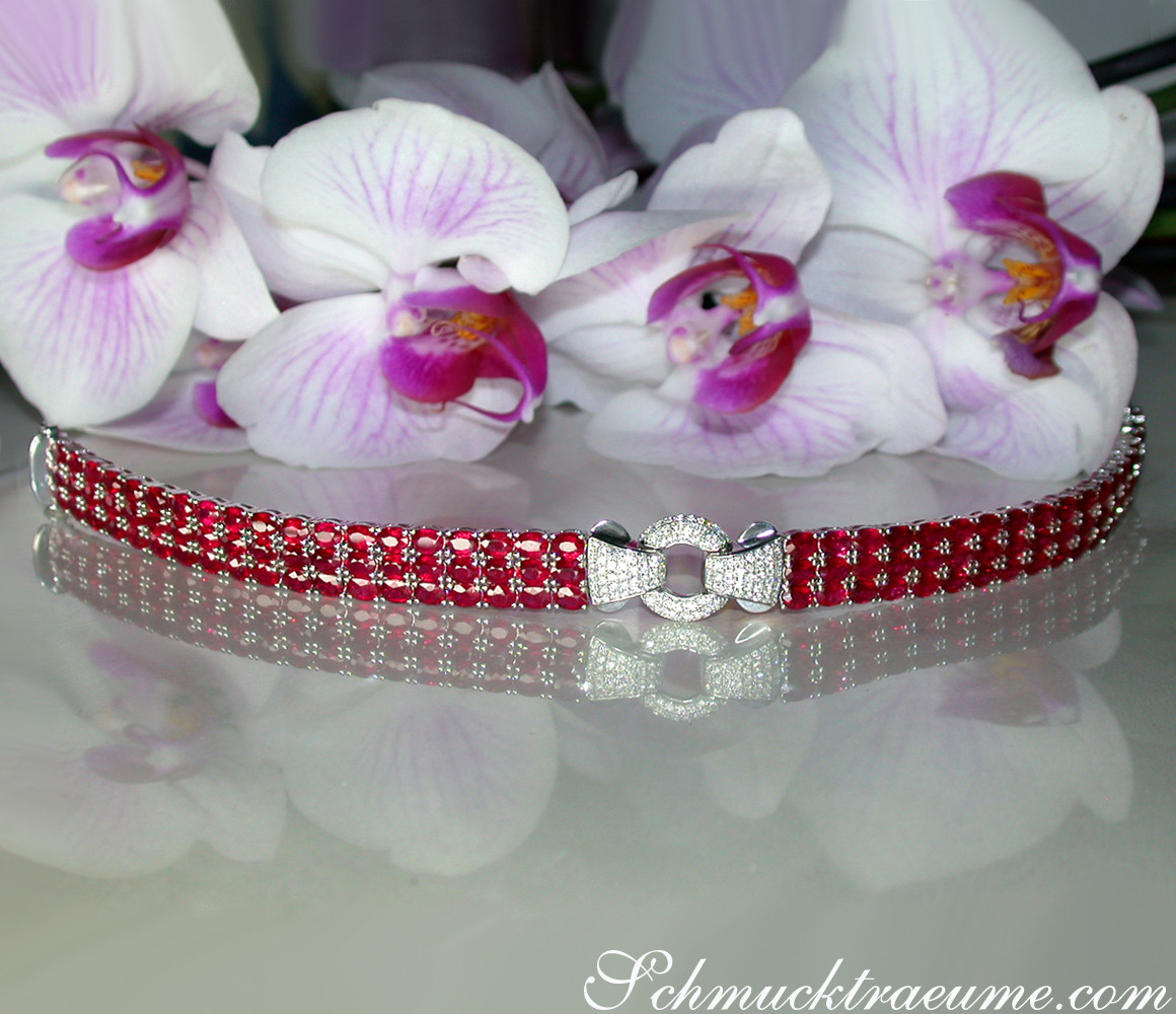 Rubin-Armband mit Brillanten in Oval- und Brillantschliff, detailreich, Weißgold 750, vor Orchideenblüten