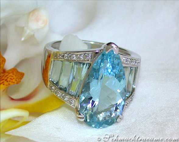 Weißgoldring mit Aquamarin und Diamanten, Detailaufnahme, Blütenhintergrund