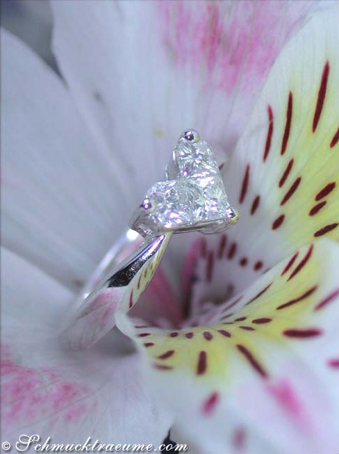 Herzform Diamantring auf Blüte, detailreiches Design, Weißgold 750