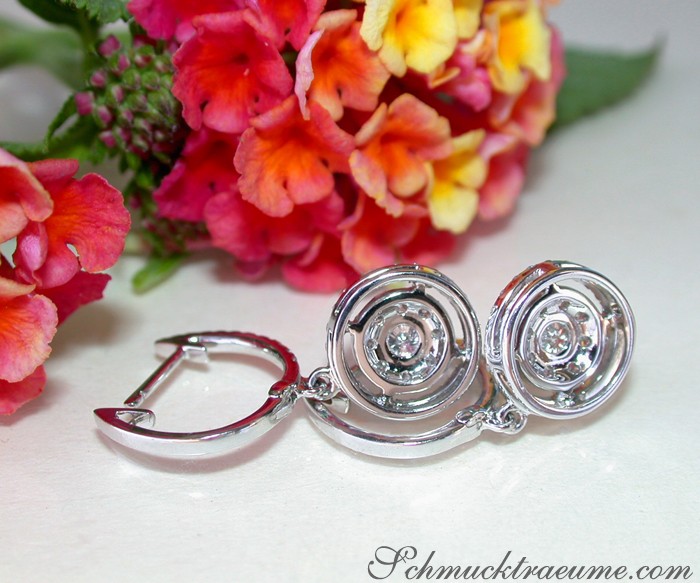 Weißgold-Ohrringe mit Diamanten in Blumenambiente