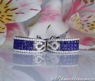 Edelsteinschmuck mit Saphiren und Brillanten auf Blütenhintergrund