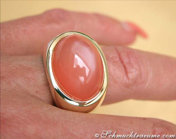 Goldener Mondstein-Ring auf Hand mit ovaler Steinschale