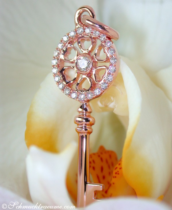 Roségold-Anhänger: Diamantenschlüssel mit zartem Chic und 0.133 Karat Diamanten