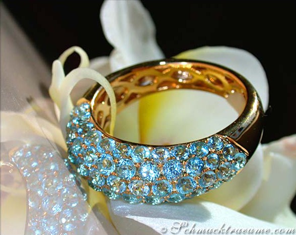 Blautopas-Pavé-Ring in Gelbgold 585, detailreich, elegant getragen.