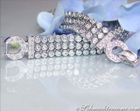 Klassisches Weißgold-Armband mit Diamanten, Detailaufnahme, elegant gestaltet