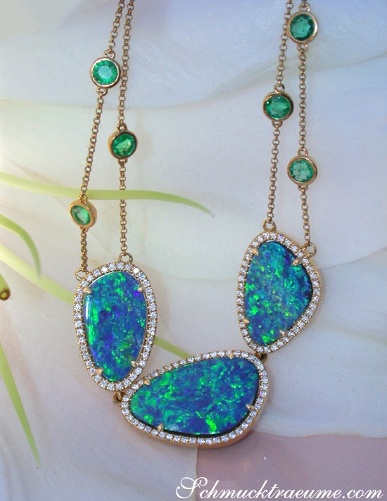Goldene Boulder Opal-Collier mit Smaragden und Brillanten