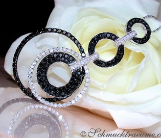 Schwarzer und weißer Diamantanhänger mit Ringdetails auf Rose