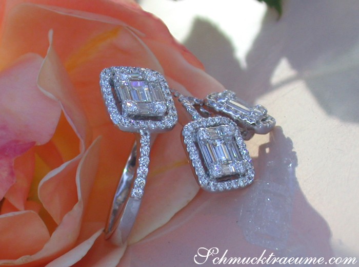 Detailaufnahme des Brillanten-Rings mit Baguette-Diamanten auf Rosenblüte