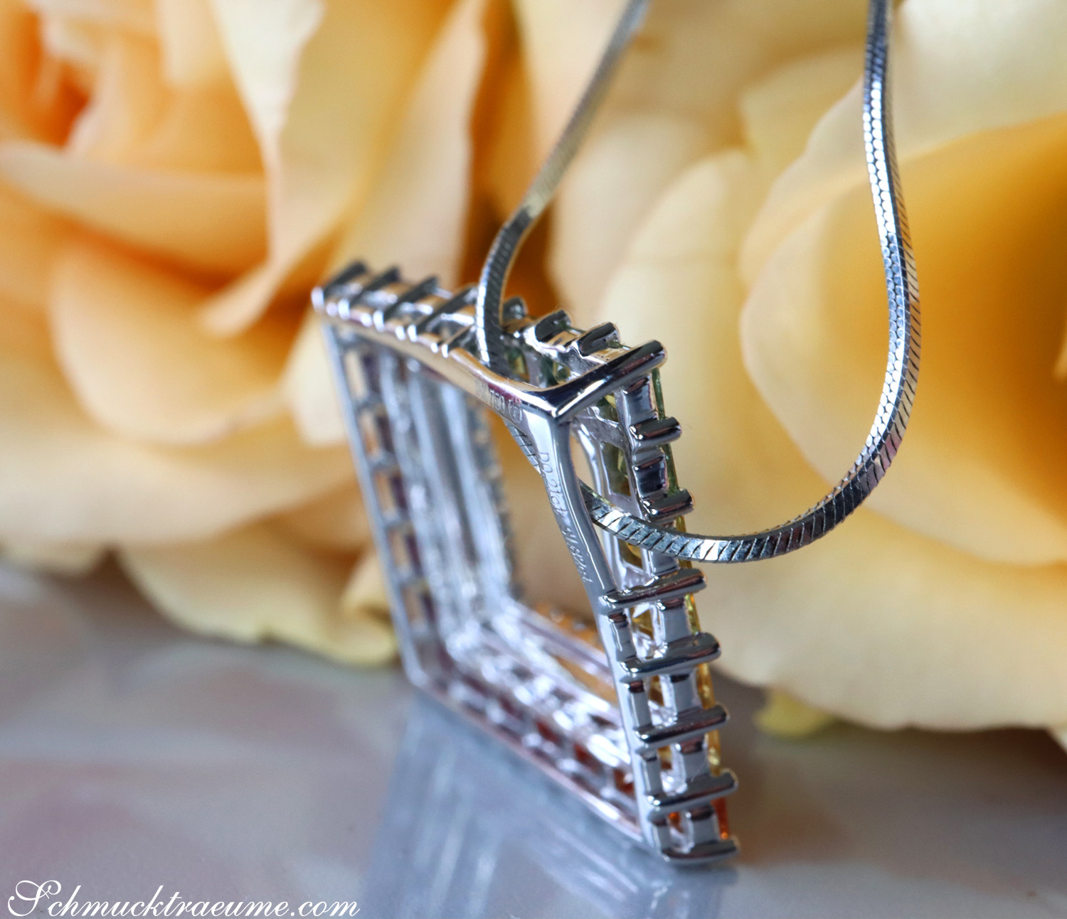 Detailaufnahme des Regenbogen-Saphir-Anhängers mit Brillanten in Weißgold 750