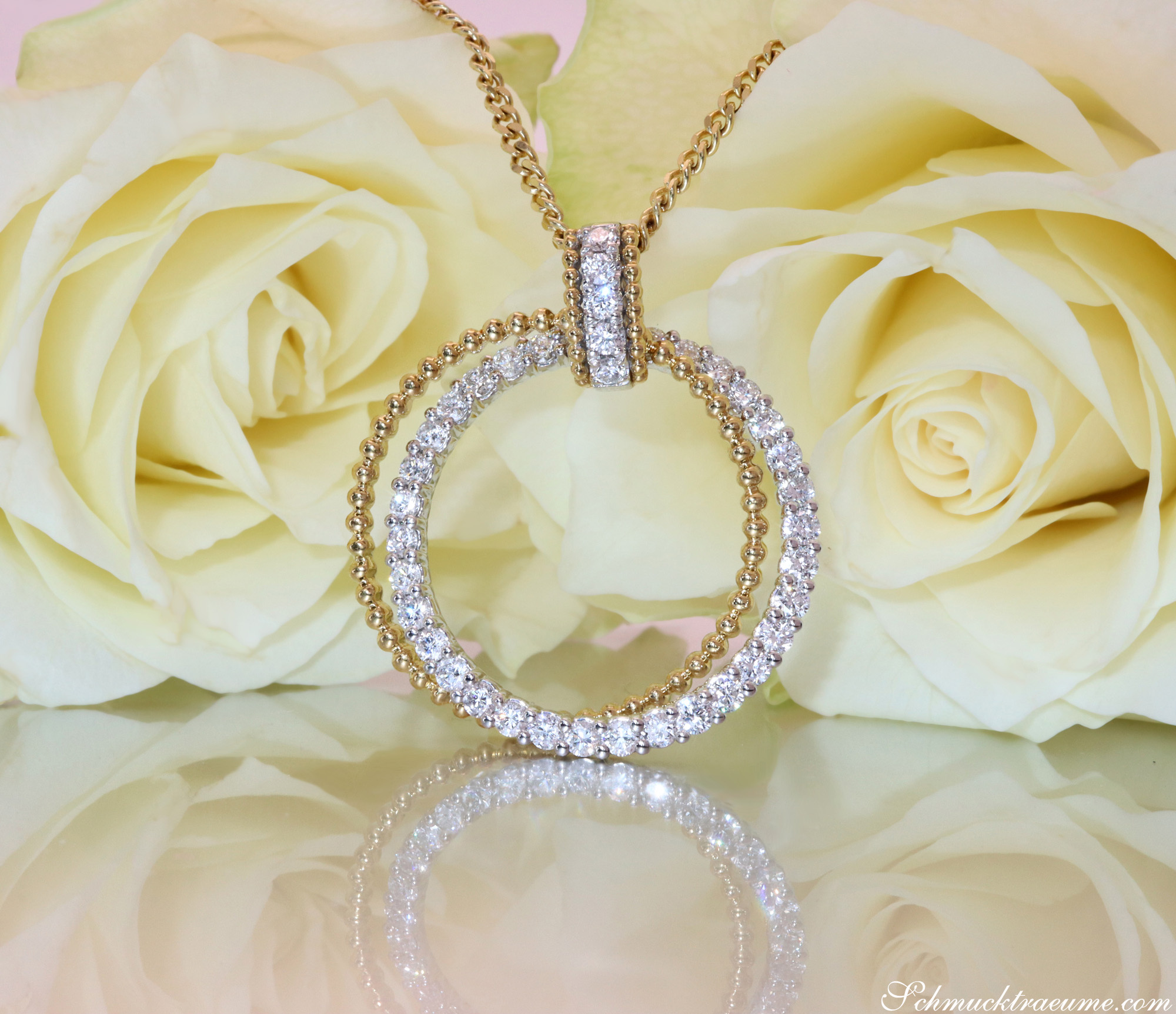 Kreisförmiger Anhänger mit Brillanten in Gelb- & Weißgold 750, detailreich, vor Rosenblüte