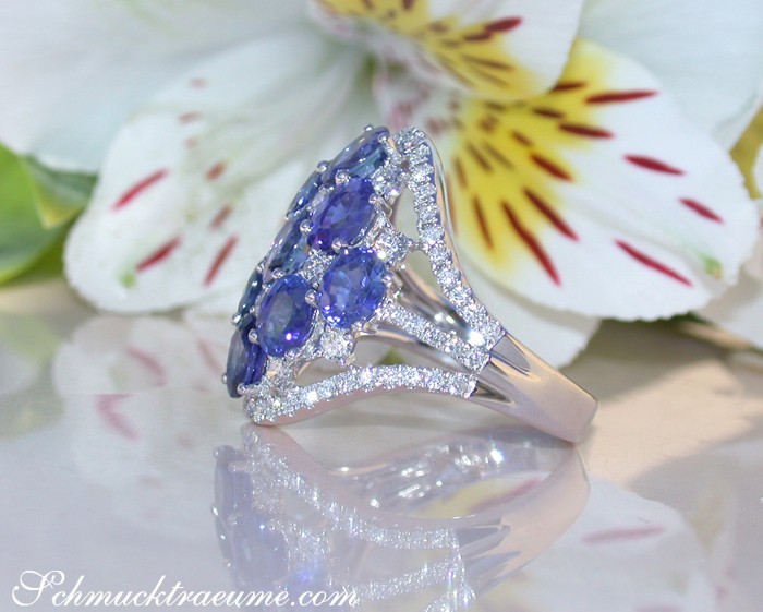 Stattlicher Ceylon Saphir-Ring mit Brillanten in Weißgold 750, Detailaufnahme