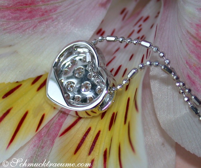 Herz-Anhänger aus Weißgold mit Diamanten auf Kette, Detailaufnahme