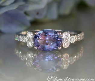 Weißgoldring mit Tansanit und Diamanten, detailreich, elegant.