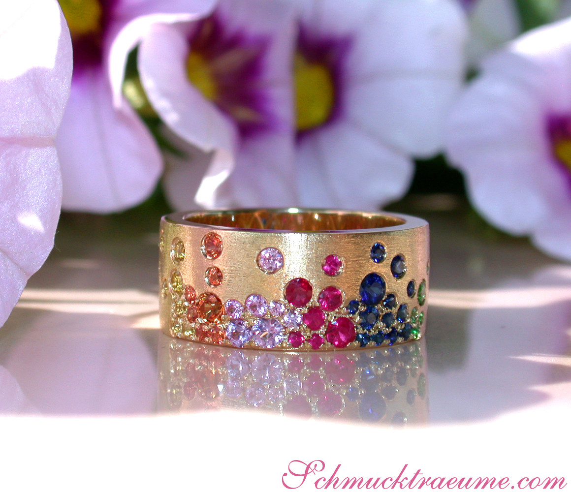 Goldener Ring mit farbenfrohen Saphiren, Rubinen und Tsavorites, Detailaufnahme auf satiniertem Gelbgold