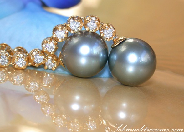 Goldene Perlenohrringe mit Diamanten, elegant getragen.