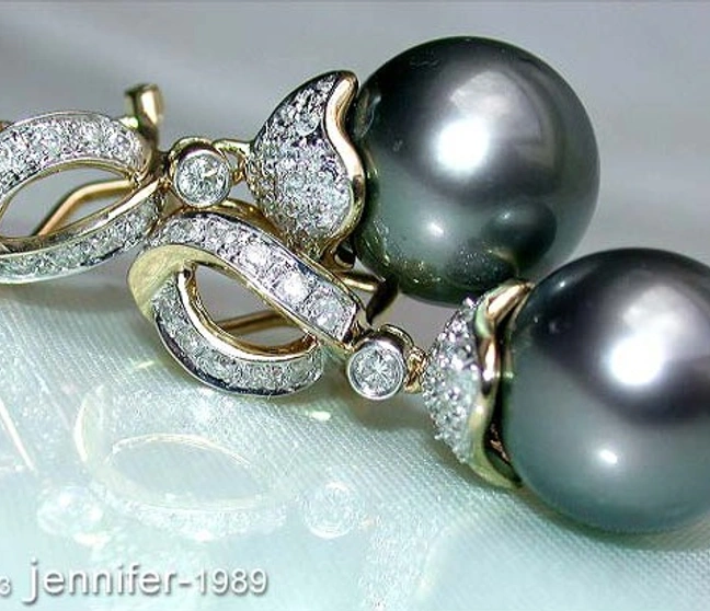 Gelbgold-Ohrhänger mit 0.620 Karat Diamanten und 12-13 mm Tahitiperlen, elegant auf weißem Hintergrund. Gelbgold-Ohrhänger mit 0.620 Karat Diamanten und 12-13 mm Tahitiperlen, elegant auf weißem Hintergrund.
