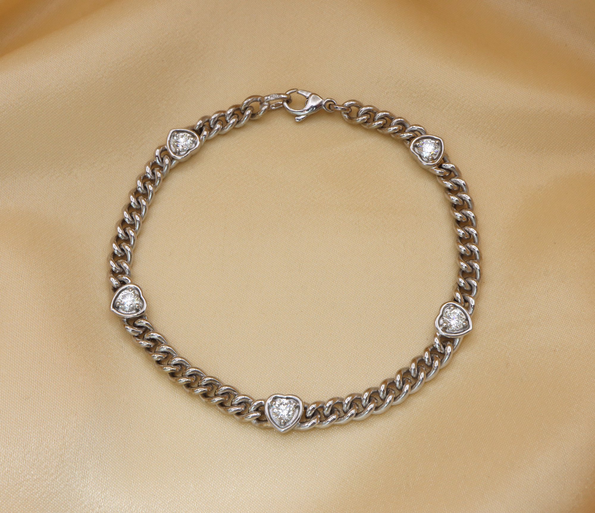 Glänzendes Panzerarmband aus Weißgold mit Herz-Brillanten