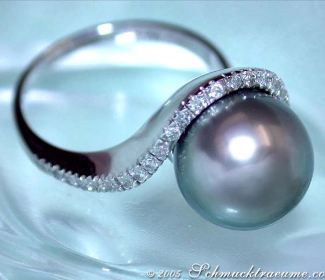 Tahitiperlenring mit Brillanten in Weißgold, Detailaufnahme, glänzende Perle, Diamantkranz, elegant, luxuriös Tahitiperlenring mit Brillanten in Weißgold, Detailaufnahme, glänzende Perle, Diamantkranz, elegant, luxuriös