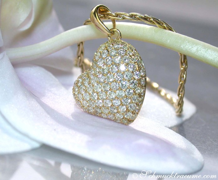 Detail Herz-Anhänger aus Gelbgold 750 mit feinen Diamanten auf Blume