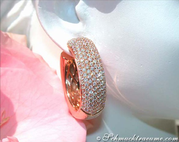 Roségold Creolen mit Brillanten, Detailaufnahme, elegant getragen