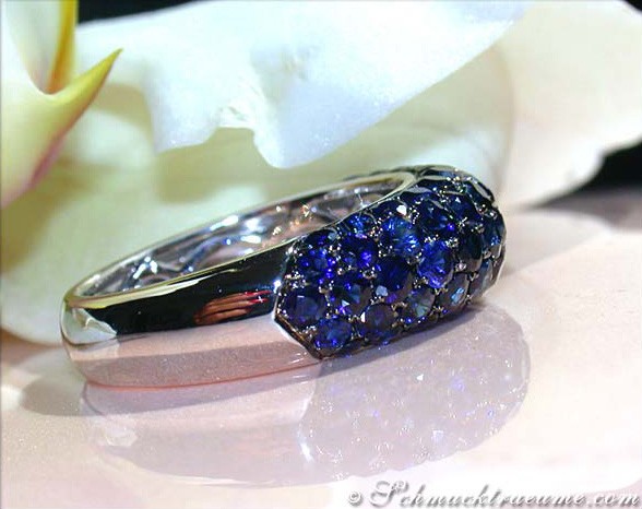 Blauer Saphir Pavéring mit Weißgold, Detailaufnahme auf Blüte