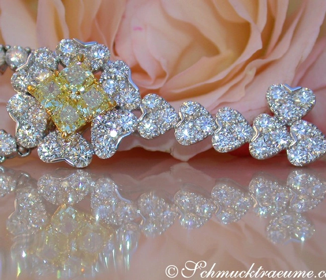 Diamantenschlüsselanhänger mit gelben Diamanten auf Rosenblüte Diamantenschlüsselanhänger mit gelben Diamanten auf Rosenblüte