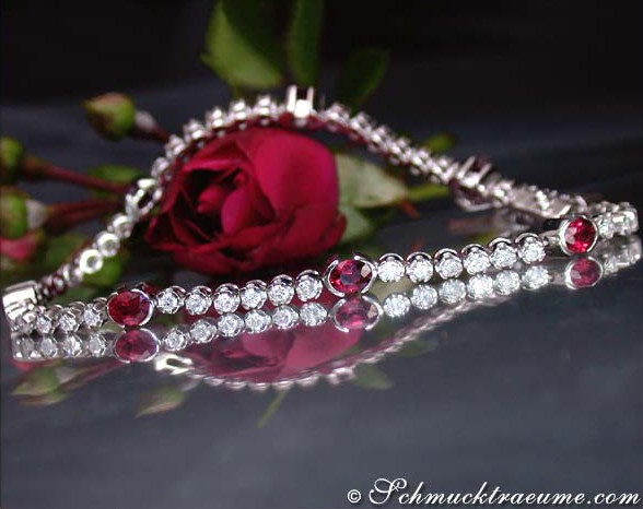 Traumhaftes Rubin Brillanten Armband auf Rosenblüte, klassische Eleganz