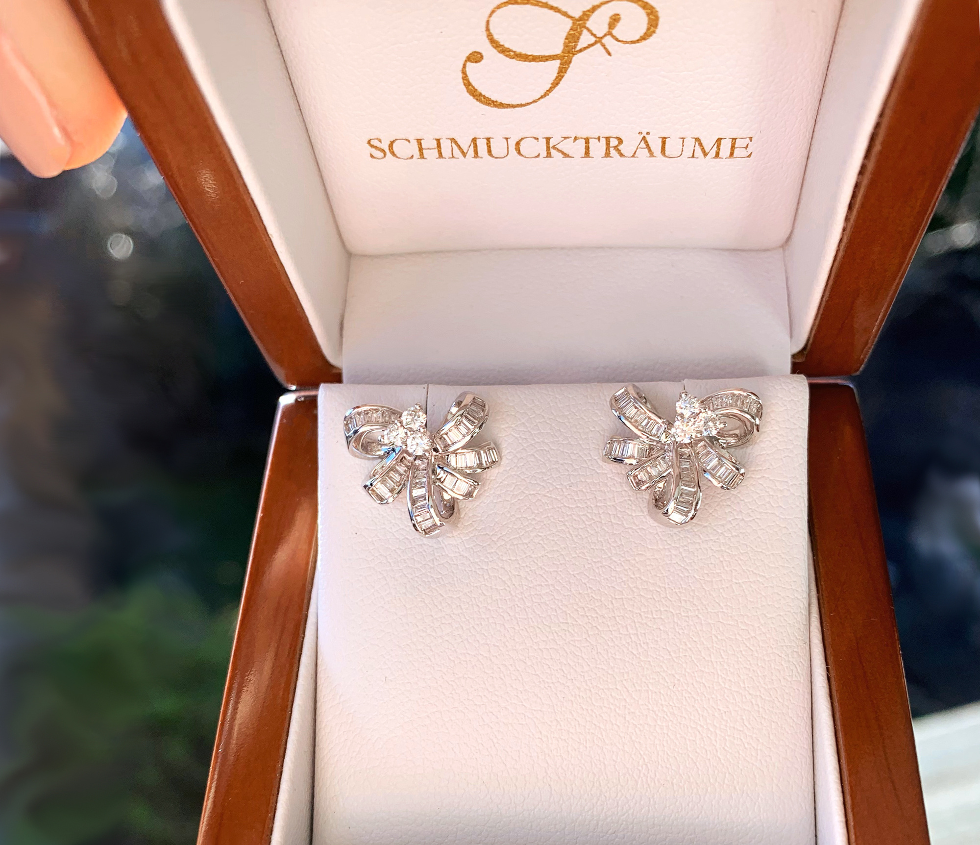 Exquisite Diamantenschleifen-Ohrringe in Weißgold, elegant in Box