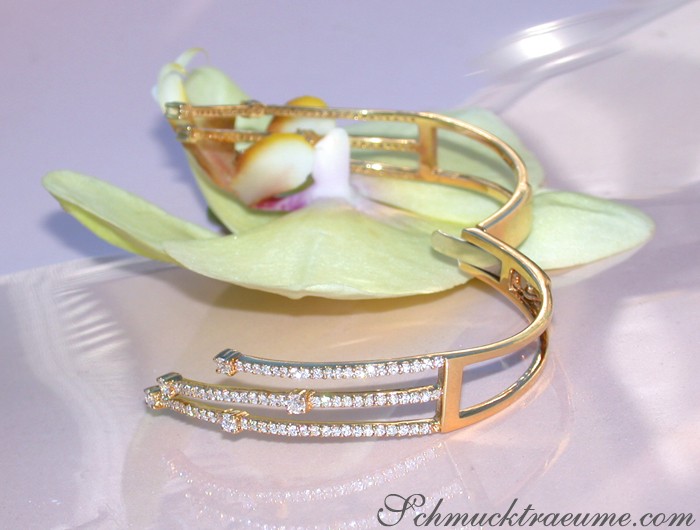 Goldener Armband mit Diamanten auf Orchidee, Detailaufnahme