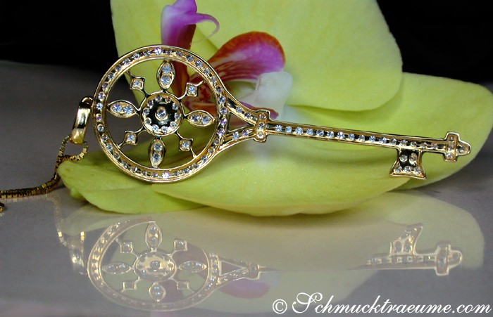 Goldener Schlüsselanhänger mit Diamanten auf Kette, detailreich, elegant, vor Orchidee.