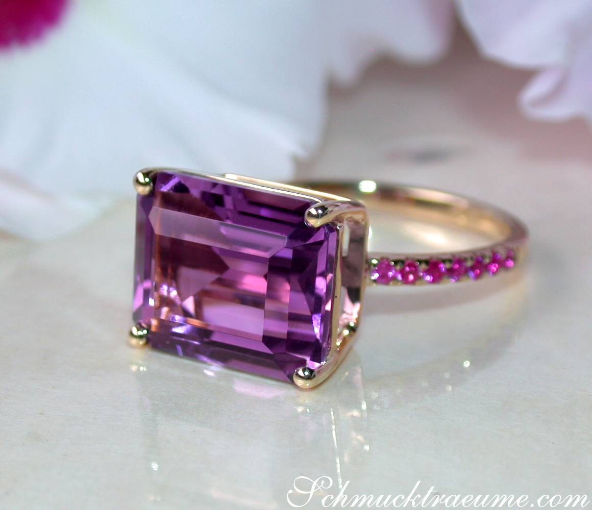 Detailaufnahme des Amethyst-Rubinen-Rings mit Gelbgold 585