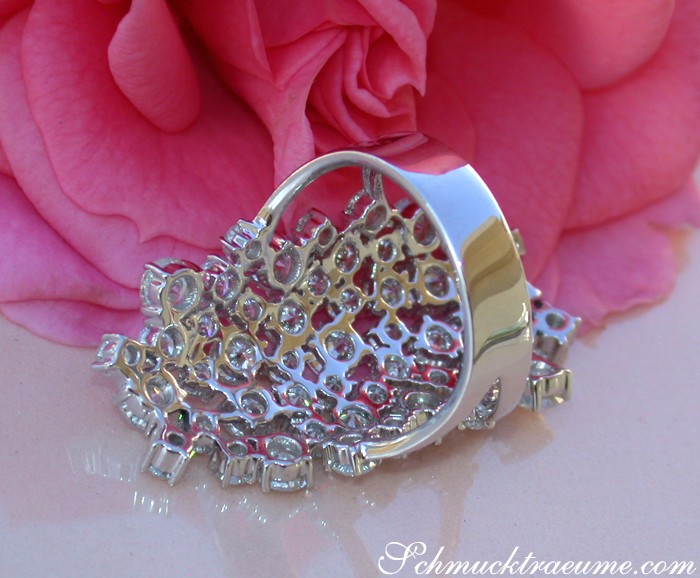Weißgoldring mit funkelndem Wasserfall aus Brillanten, Detailaufnahme vor Rosenblüte