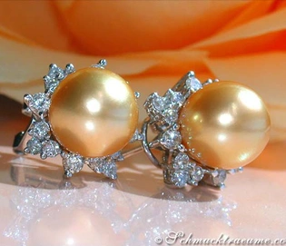 Goldene Südseeperlen-Ohrstecker im Stern-Design, Diamanten, Weißgold 750, elegant auf orangefarbenem Stoff.