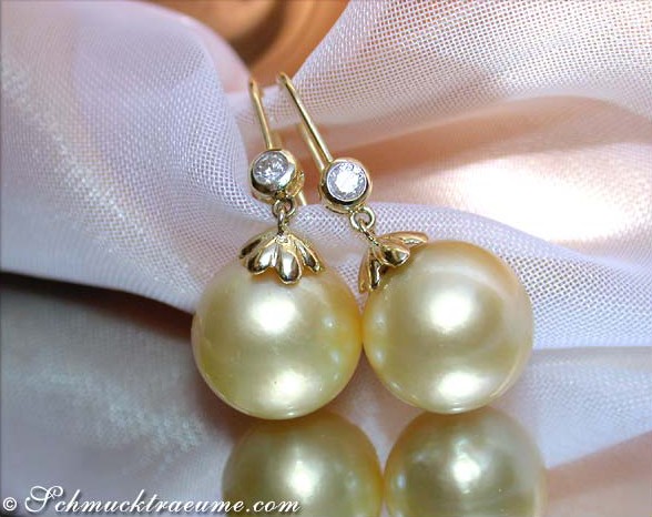 Goldene Südseeperlen Ohrhänger mit Diamanten auf Schleife.