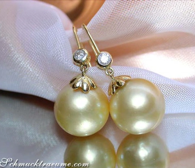 Goldene Südseeperlen Ohrhänger mit Diamanten auf Schleife. Goldene Südseeperlen Ohrhänger mit Diamanten auf Schleife.