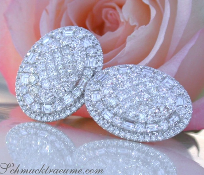 Weißgold-Ohrringe mit Princess & Baguette Diamanten auf rosa Rose Weißgold-Ohrringe mit Princess & Baguette Diamanten auf rosa Rose