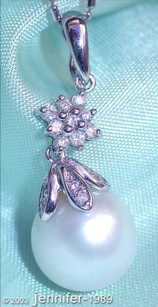 Weißgold-Anhänger mit Südseeperle und Diamanten, Detailaufnahme