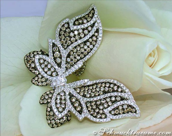 Detailaufnahme des Schmetterling-Anhängers mit funkelnden Brillanten in Weißgold.