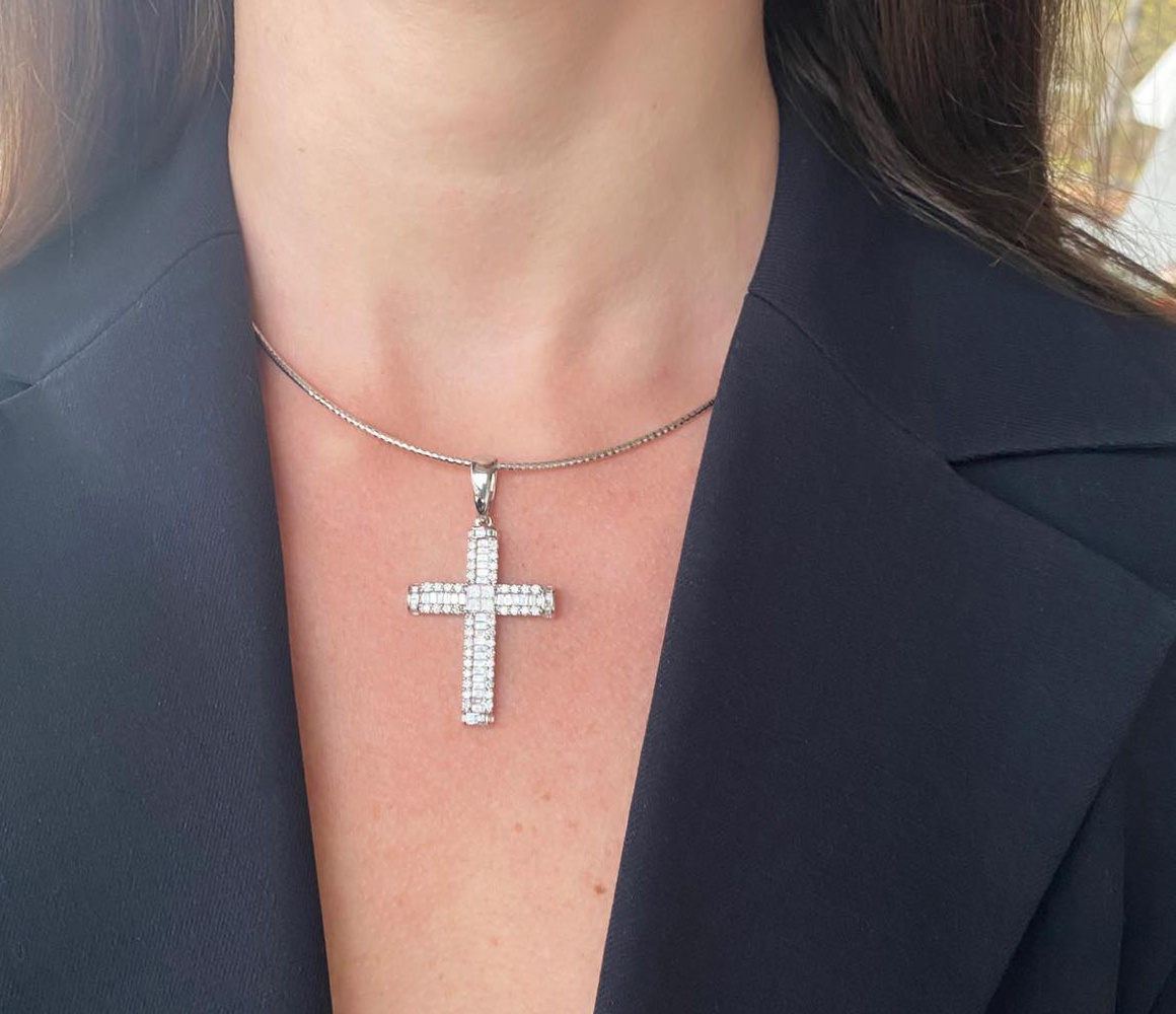 Kreuzanhänger aus Weißgold mit Diamanten, Detailaufnahme der Handarbeit